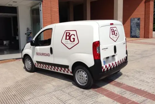 furgoneta de servicio de seguridad